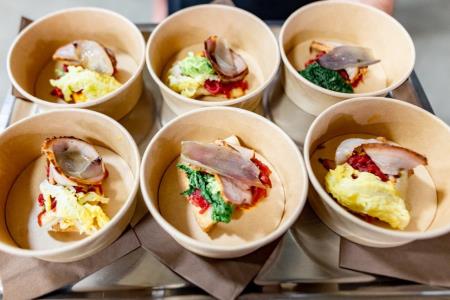 Počasi pečena dimljena panceta na rdeči kisli repi z bučnim pirejem in karameliziranim kostanjem, Koline 2022 (foto Simon Avsec) (9)